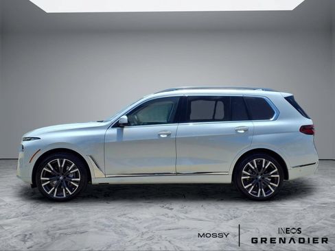Used 2023 BMW X7 xDrive40i w/ Premium Package AWD/4WD image 5