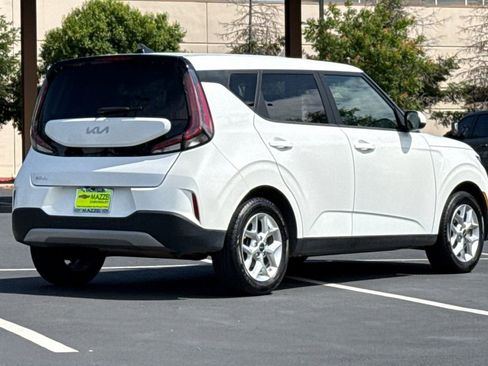Used 2024 Kia Soul LX w/ Option Group 015 FWD image 11