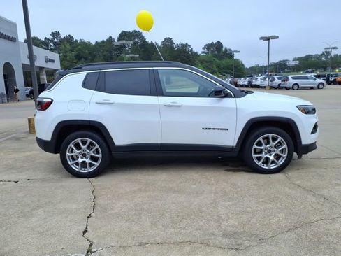 Used 2025 Jeep Compass Limited AWD/4WD image 2
