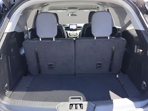 Used 2023 Ford Explorer XLT w/ Equipment Group 202A AWD/4WD image 15