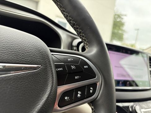Used 2022 Chrysler Pacifica Touring-L image 17