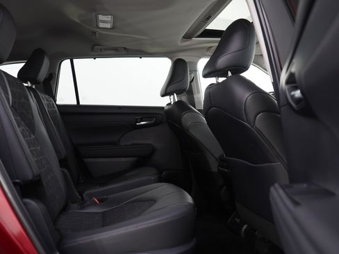 Used 2024 Toyota Highlander XLE image 11