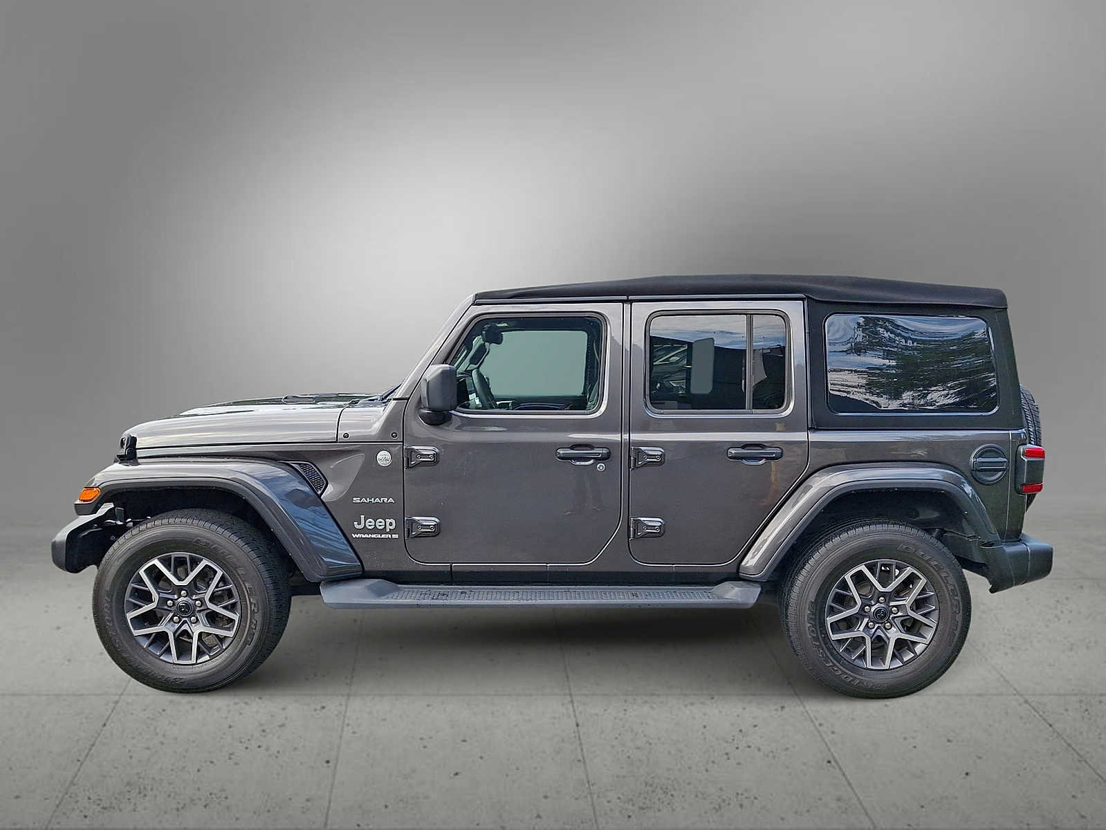Used 2024 Jeep Wrangler Unlimited Sahara w/ Technology Group AWD/4WD image 5
