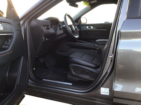 Used 2025 Ford Explorer ST-Line w/ ST-Line Street Pack image 9