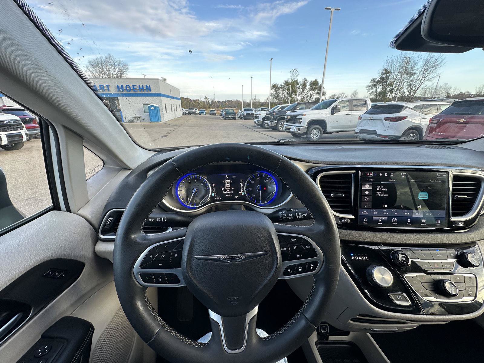 Used 2023 Chrysler Pacifica Touring-L FWD image 27