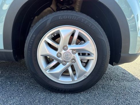Used 2025 Hyundai Venue SE FWD image 28