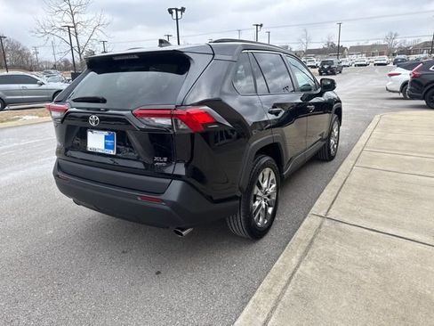 Used 2020 Toyota RAV4 XLE Premium image 4