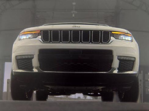 Used 2023 Jeep Grand Cherokee L Limited AWD/4WD image 3