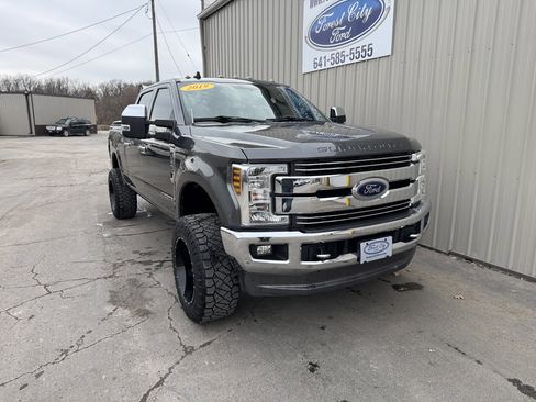 Used 2019 Ford F250 Lariat w/ Chrome Package image 5