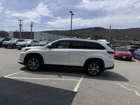 Used 2019 Toyota Highlander XLE image 6