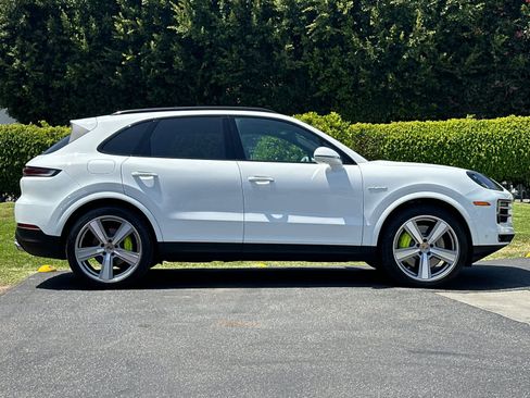 Certified 2025 Porsche Cayenne GTS AWD/4WD image 9