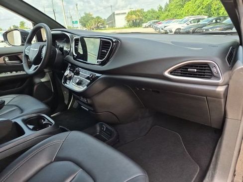 Used 2025 Chrysler Pacifica Select FWD image 31