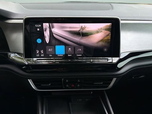 Certified 2024 Volkswagen Atlas Cross Sport SE w/ Panoramic Sunroof Package FWD image 18