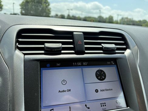 Used 2019 Ford Fusion SE FWD image 9