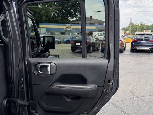Used 2019 Jeep Wrangler Unlimited Sahara w/ Cold Weather Group AWD/4WD image 16