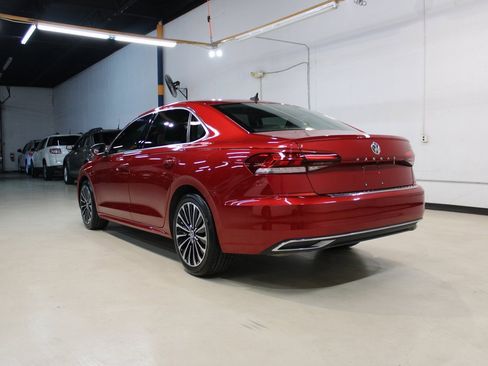 Used 2022 Volkswagen Passat 2.0T image 4