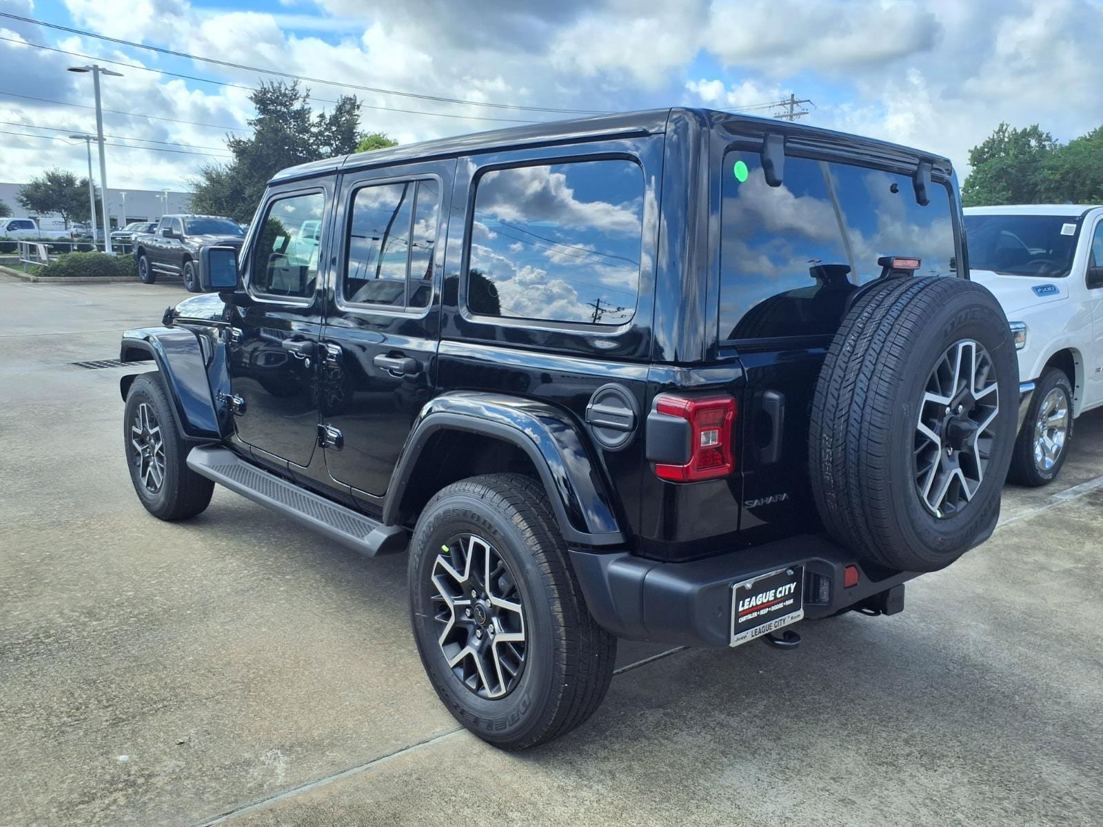 New 2027 Jeep Wrangler Unlimited Sahara AWD/4WD image 4
