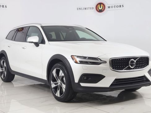 Used 2024 Volvo V60 B5 Cross Country Plus image 22