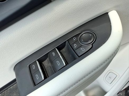 Used 2025 Buick Enclave Avenir w/ LPO, Floor Liner Package AWD/4WD image 17