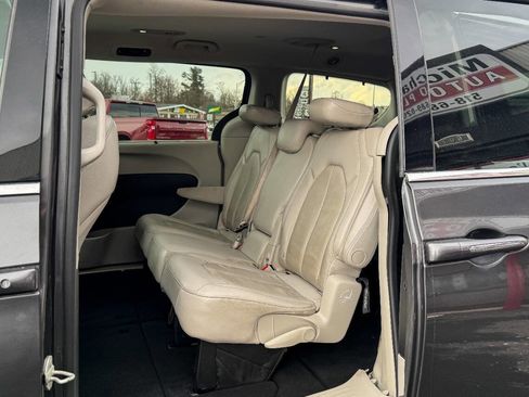 Used 2019 Chrysler Pacifica Touring-L image 19