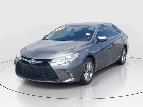 Used 2017 Toyota Camry SE image 3