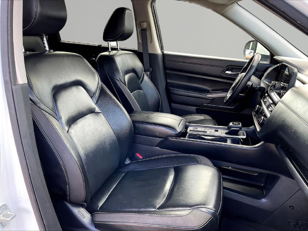 Used 2023 Nissan Pathfinder SL w/ Lighting Package (N92) FWD image 32