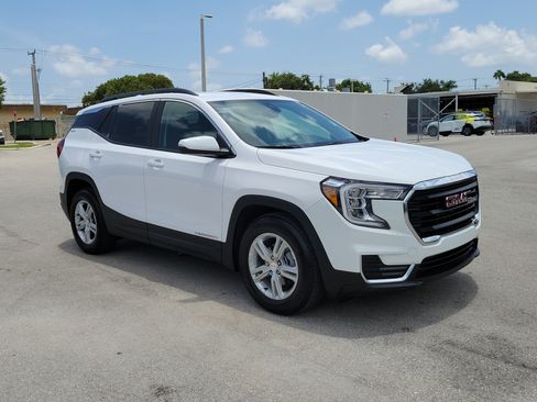 Used 2024 GMC Terrain SLE w/ Driver Convenience Package FWD image 3
