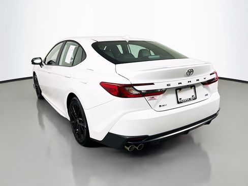 Used 2025 Toyota Camry SE FWD image 8