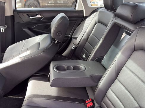 Used 2024 Volkswagen Jetta SE w/ Panoramic Sunroof Package image 15