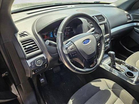 Used 2017 Ford Explorer XLT w/ Equipment Group 201A image 9