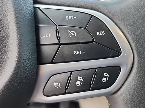 Used 2023 Chrysler Pacifica Touring-L FWD image 18