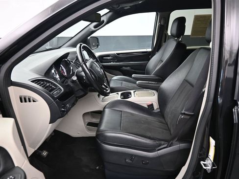Used 2019 Dodge Grand Caravan SXT FWD image 10