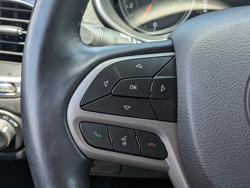 Used 2019 Jeep Cherokee Latitude Plus AWD/4WD image 25