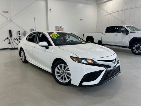 Used 2024 Toyota Camry SE image 6