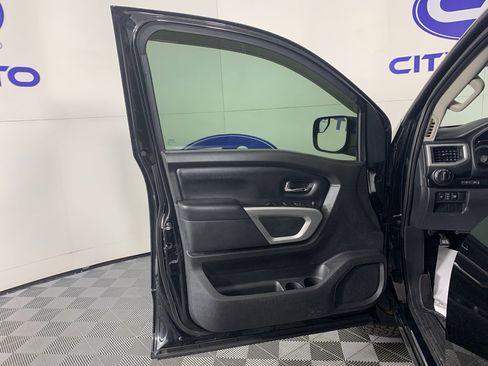 Used 2017 Nissan Titan SV image 14