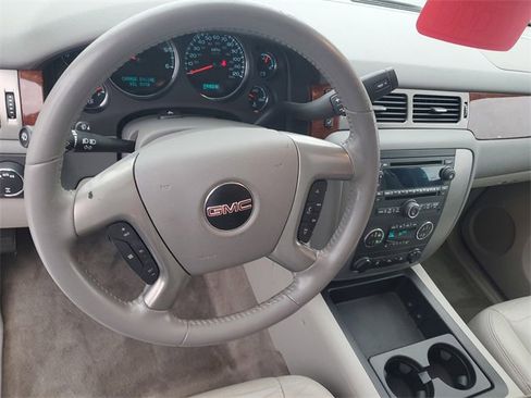 Used 2011 GMC Yukon XL SLT w/ SLT Chrome Package image 13