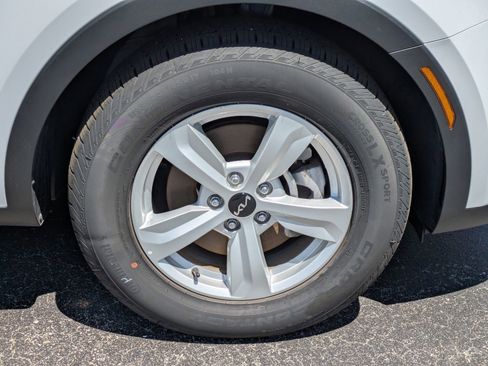 Certified 2025 Kia Sorento LX FWD image 9