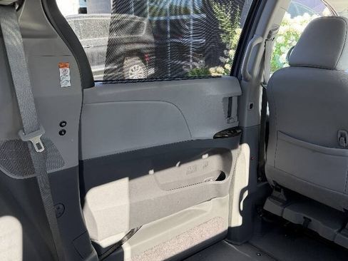 Used 2016 Toyota Sienna XLE FWD image 36