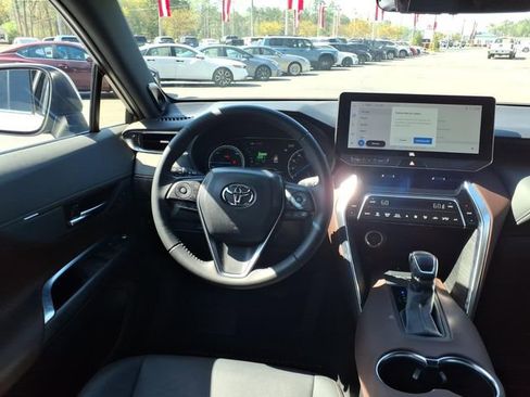 Used 2024 Toyota Venza XLE image 12