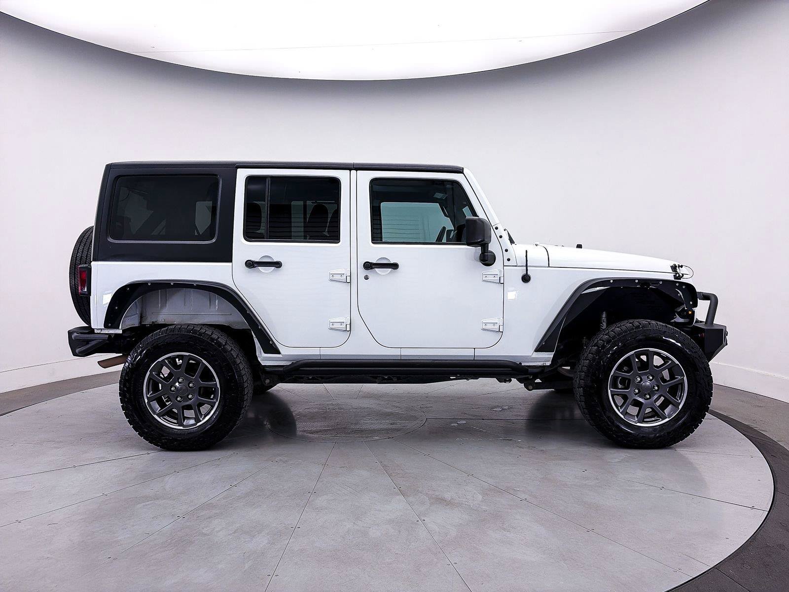 Used 2016 Jeep Wrangler Unlimited Sahara w/ Connectivity Group AWD/4WD image 31