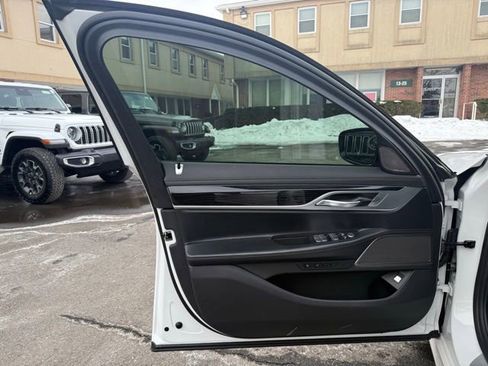 Used 2022 BMW 750i xDrive w/ Autobahn Package image 25