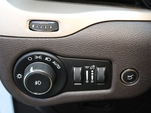 Used 2018 Jeep Cherokee Trailhawk AWD/4WD image 20