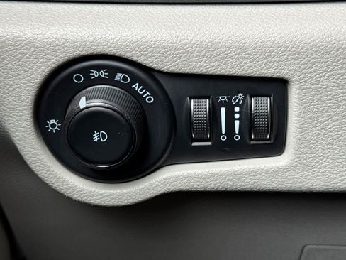 Used 2024 Chrysler Pacifica Touring-L FWD image 31