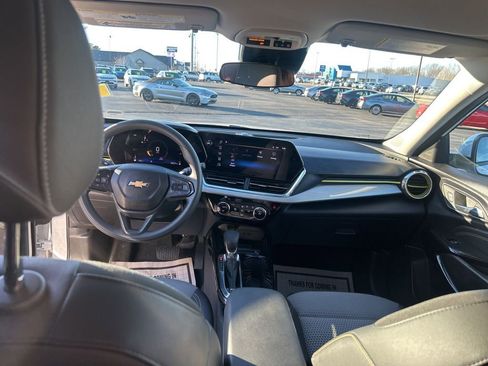 Used 2025 Chevrolet Trax LT image 14