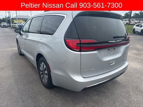 Used 2024 Chrysler Pacifica Select FWD image 5