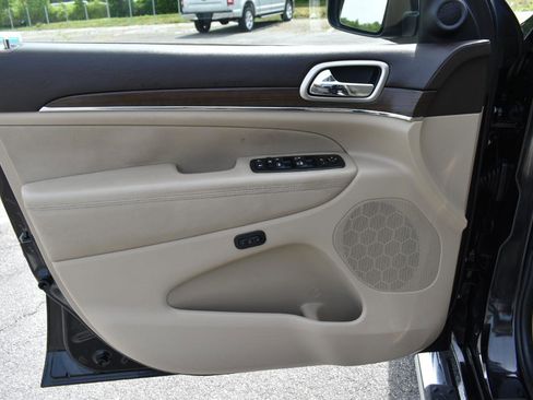 Used 2014 Jeep Grand Cherokee Overland w/ Advanced Technology Group image 36