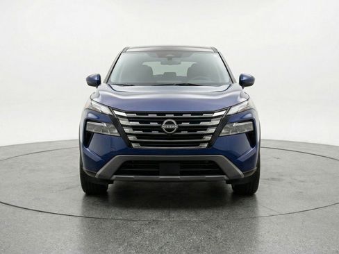 Used 2025 Nissan Rogue SV image 2