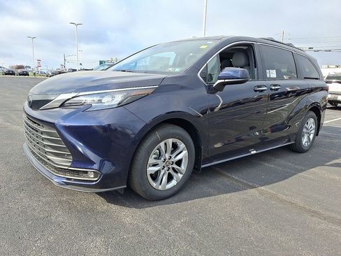 New 2026 Toyota Sienna XLE AWD/4WD image 3