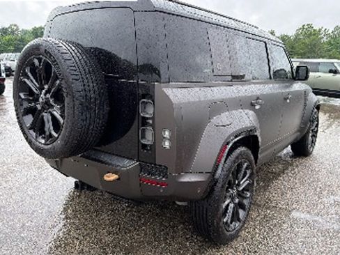 Used 2025 Land Rover Defender 110 AWD/4WD image 8