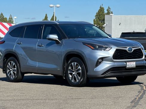 Used 2022 Toyota Highlander XLE AWD/4WD image 5